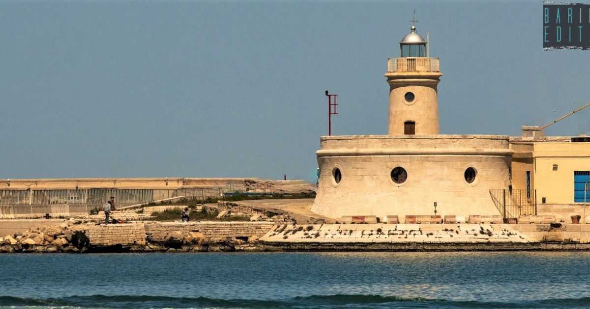 Bari, la storia del Faro Borbonico: dall'800 saluta le navi che entrano ed escono dal Porto
